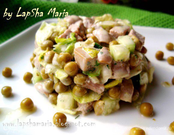 Или порционно на тарелочках, украсив ложечкой горошка, хаотично разбросанного по тарелке. Приятного аппетита! 