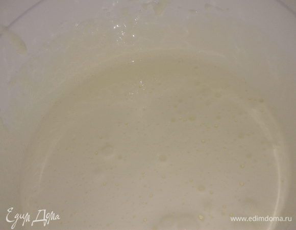 яйца растереть с сахаром и добавить к кофейно-молочной массе и взбивать до полного растворения сахара