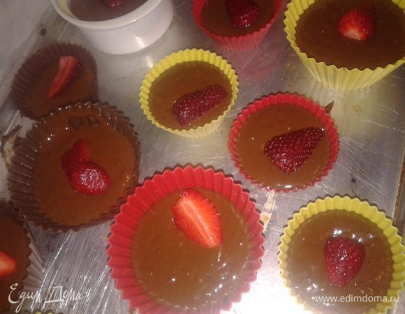 формочки смазать маслом и наполнить на 2/3,сверху украсить клубничкой