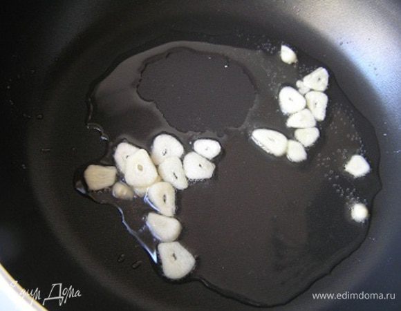 Отварить пасту до полуготовности в подсоленой воде (воду не сливать). Разогреть в сковороде растительное масло, добавить нарезанный чеснок, обжаривать 1-2 минуты (внимательно следите, чтобы не пригорел),