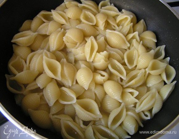 через минуту добавить отваренную пасту и немного воды, в которой она варилась. Накрыть крышкой, тушить минут 5.