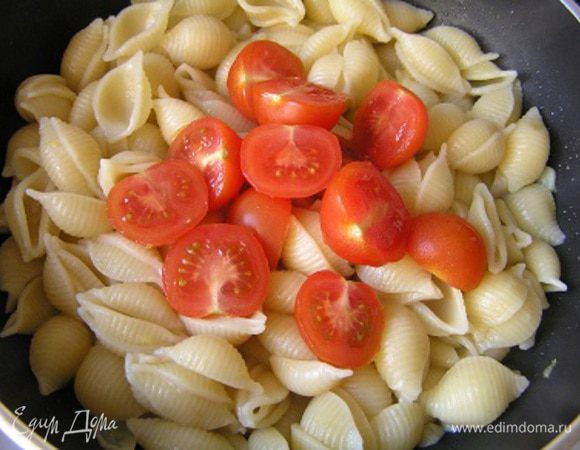 Затем добавить нарезанные на пополам черри, 
