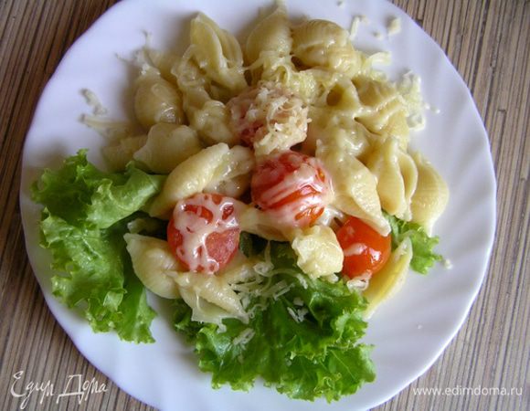 Разложить по тарелкам, посыпать тертым сыром.