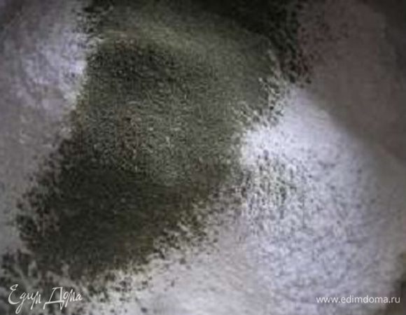 Приготовить песочное тесто с чаем матча. Для этого смешать размягченное сливочное масло с сахаром, мукой и чаем матча,