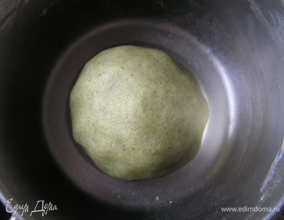добавить желток и замесить тесто. Убрать в холодильнк на полчаса.