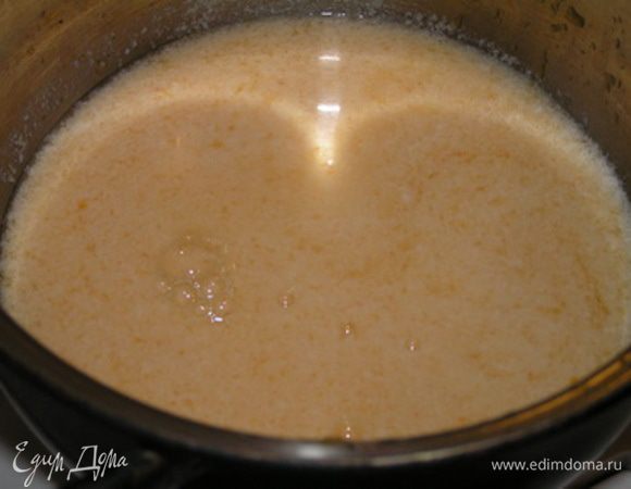 А пока приготовить апельсиновый заварной крем. В кастрюльку влить молоко и апельсиновый сок, всыпать сахар, ванилин, цедру, добавить яйцо и немного взбить. Поставить смесь на небольшой огонь, 