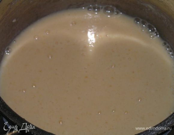 быстро перемешать, продолжая нагревать смесь, постоянно помешивая лопаточкой,