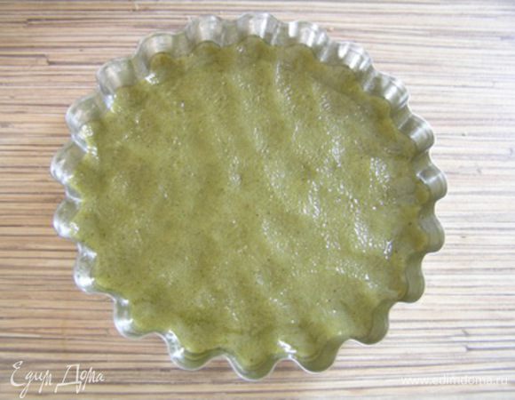 Тесто достать из холодильника, распределить руками в формах (или раскатать, как Вам удобно) сделать небольшие бортики.