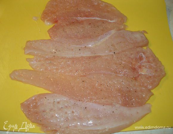Грудинку нарезать на продолговатые кусочки. Немного отбить, посолить, поперчить.
