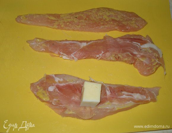 Мясо смазываем горчицей (немножко), выкладываем на него бекон,а потом сыр. Тут на фото верхний кусок намазан горчицей, средний уже и с беконом, а нижний - со всем, что надо.