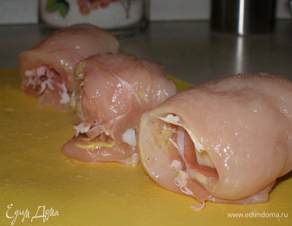 Формируем роллы, выкладываем в форму (желательно застелить пергаментом). Запекаем в духовке 10-15 мин при 180С (можно и 200С). Сыр плавится, но вытекает не сильно, - именно так и надо. Есть смысл брать как можно более твердый сыр.