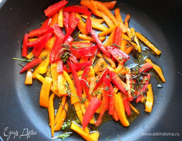 Чеснок измельчить, перец нарезать полосками. Обжарить в сковороде с добавлением масла, тимьяна и розмарина, несколько минут, не допуская потемнения чеснока.