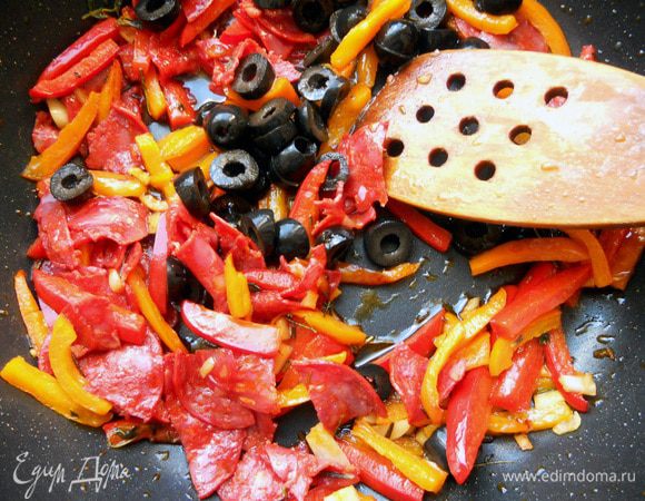 Добавить оливки.