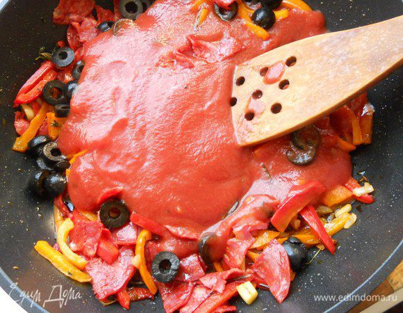 И сразу же протертые томаты. Потомить на среднем огне 2-3 минуты. В процессе можно посолить, поперчить, впрочем, все зависит от остроты колбасок.