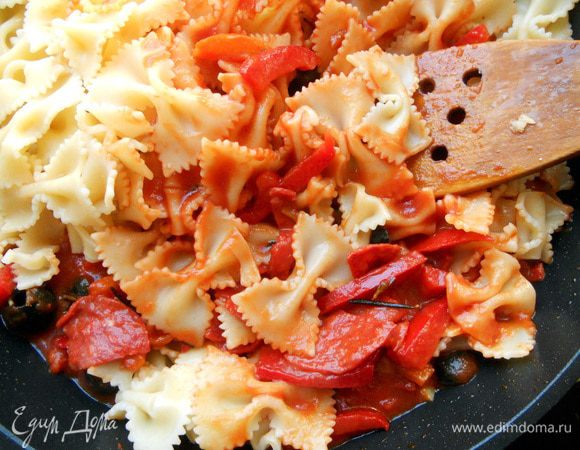 Отварить пасту до состояния al dente, слить воду. Соединить пасту с соусом, размешать.