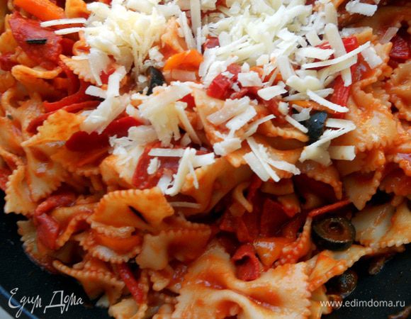 Немного пекорино. Еще раз перемешать, выложить в форму, пригодную для запекания и отправить в разогретую до 180С духовку на 15-20 минут. Немного остудить, слегка присыпать небольшим количеством листиков тимьяна (для свежести) и подавать!