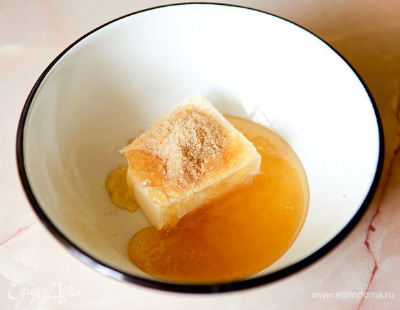 Растопить сливочное масло, мед и сахар. 