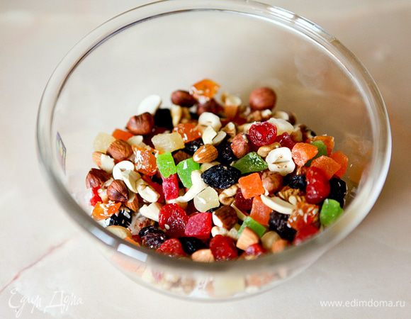 Мелко нарезать сухофрукты и орехи.
