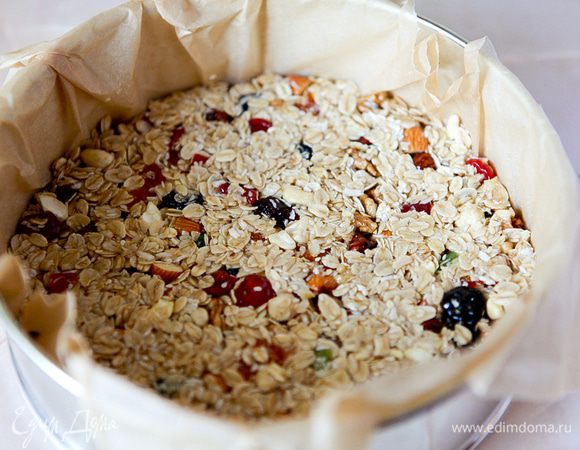 Утрамбовать массу в выстеленную пергаментом форму.
Выпекать в предварительно нагретой духовке 35-40 мин при температуре 180 градусов.