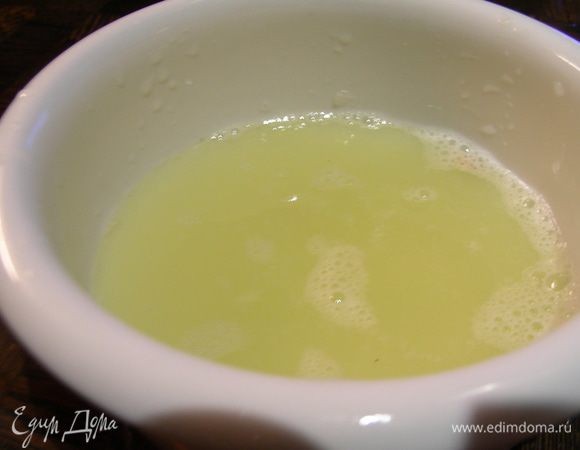 Белки отделяем от желтков и убираем в холодильник.С одного лимона снимаем цедру, она понадобится для украшения (я не стала ее использовать). Из всех лимонов отжимаем сок.

