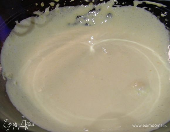 Желтки взбиваем с сахаром до образования пены. 

