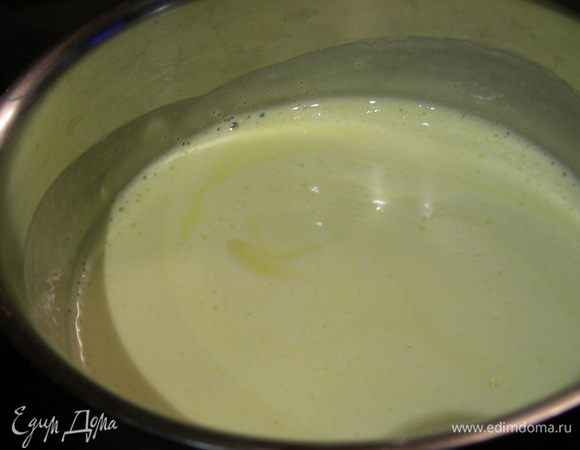 Переливаем в небольшую кастрюльку и ставим на маленький огонь (у меня минимум, 1 из 10) и прогреваем до загустения. Масса не должна кипеть. Помешиваем. Точного времени не засекла, но около 5-7 минут.
