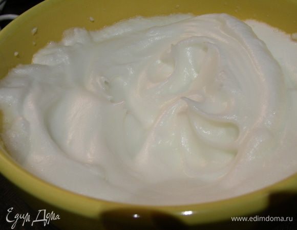 Белки взбиваем в крепкую пену.