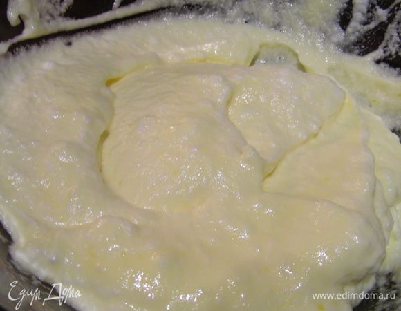 Убираем яичную смесь с огня. Можно ее оставить на пару минут. Затем вводим в нее (еще тепло-горячую) белки, порционно, осторожно перемешивая, чтобы сохранить воздух. Получаем легкую воздушную массу.
