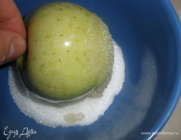 Яблоки вымыть, обсушить. Смазать каждое растопленным сливочным масло и обвалять в сахаре.