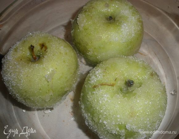 Поставить их в форму для запекания и отправить в духовку на 25-30 минут. Яблоки должны стать мягкими.