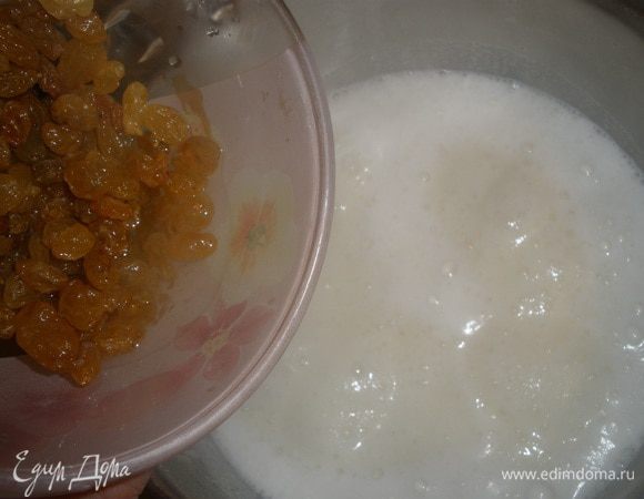 Пока наши яблоки пекутся, делаем само суфле. Молко вскипятить, огонь уменьшить и всыпать сахар, манку и изюм. Варить 3 минуты. Снять с огня и оставить. 