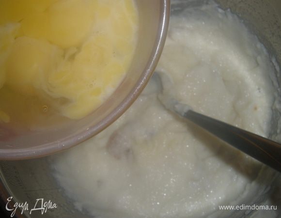 Желтки отделить от белков.  Желтки ввести в манную смесь. 