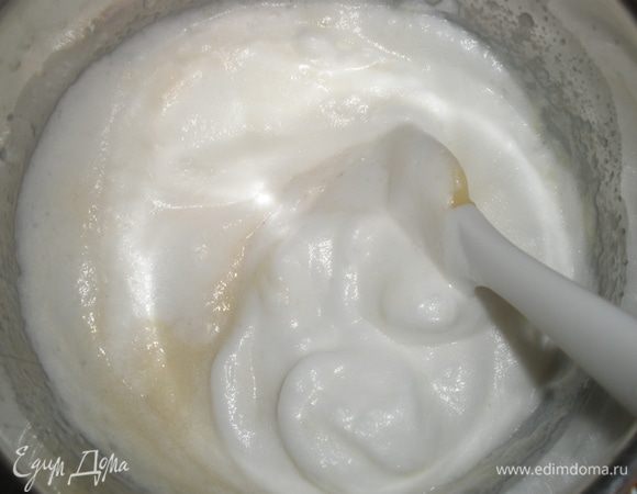 Белки взбить в крутую пену, добавив немного соли. 