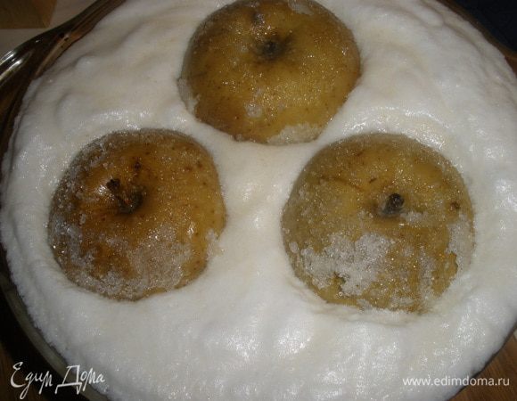 Смесь перекладываем в форму для запекания, смазанную сливочным маслом. И аккуратно окунаем в нее яблоки. Выпекаем 25 минут в духовке, разогретой до 190 градусов. Готовое суфле очень сильно поднимется, но потом осядет. 