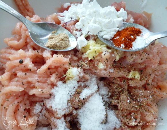 Отложенное мясо с голяшек нарезать мелкими кусочками и добавить к фаршу.Добавить все остальные ингредиенты.