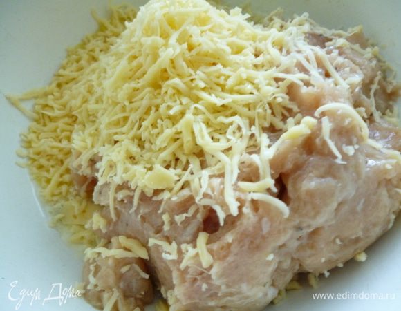 Добавить яйцо и натертый мелкой стружкой сыр и хорошо вымешать фарш,а затем отбить(покидать об миску,что бы фарш уплотнился).Сыр и яйцо не дадут фаршу расплыться во время приготовления.А так же сыр придаст пикантный вкус и на срезе будет смотреться хорошо.Закрыть крышкой и поставить в холодильник на 2часа.