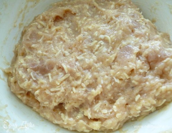 Теперь будем формировать и упаковывать колбасу:берем лист пергамента,слегка смазываем растительным маслом и смачиваем водой,чтобы он был мягче и хорошо прилегал к фаршу.Достаем фарш из холодильника.