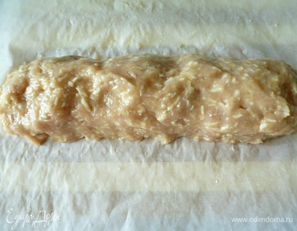Выкладываем фарш на пергамент и руками формируем батон.Из этого количества фарша получается два батона длиной 20-22см.
