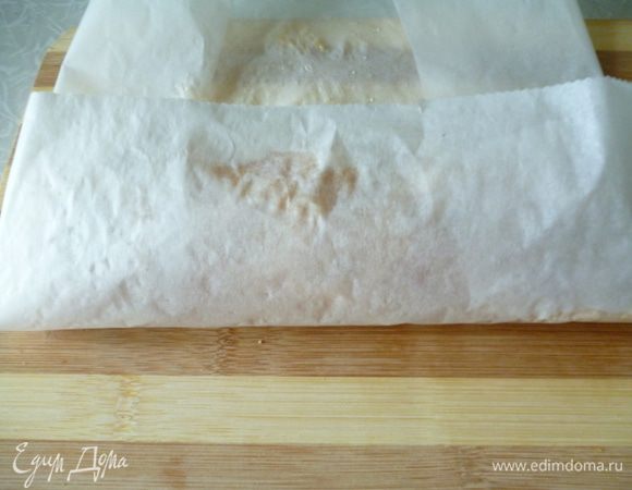 Теперь подгибаем с боков края бумаги и  аккуратно заворачиваем в плотный батон.