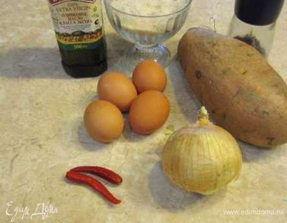 В принципе количество батата и яиц определяется скорее размерами сковороды. Поэтому для моей большой сковороды - 6 яиц. Если у вас меньше - берите 4 яйца и соответствующее количество батата. Я нарезал батат кубиками, но можно порезать просто как для жарки.