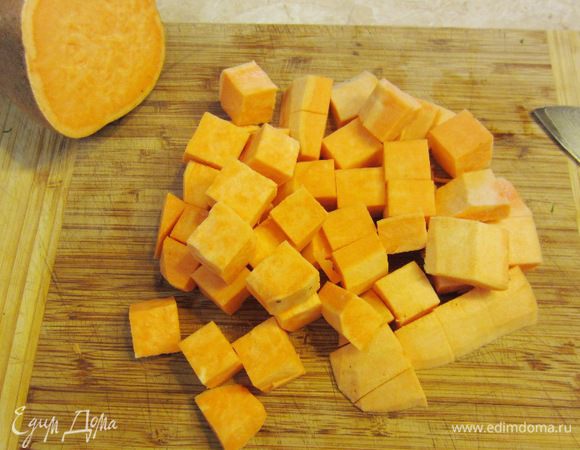 Почистите батат. Нарежьте его кубиками со стороной в полтора сантиметра, или как для жарки. Осторожней с бататом. Он намного более жесткий чем картофель и можно легко порезаться.