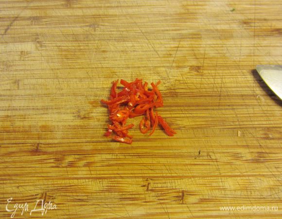 Порубите мелкой соломкой острый перец.
