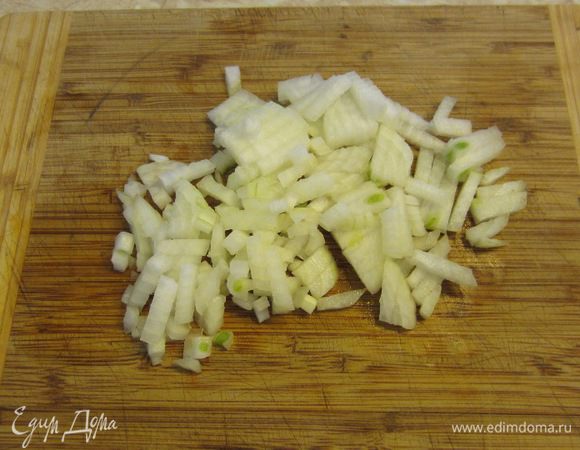  После этого, не отрезая попку режу вдоль, но не до конца, затем поперек. Таким образом слои не распадаются и кубики получаются легко и просто.