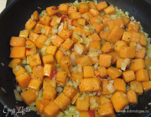 Добавьте батат к луку и хорошо перемешайте.