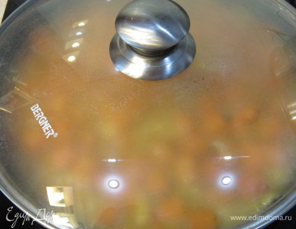 Накройте крышкой и жарьте 10 минут. Затем переверните тортилью и жарьте еще минуты три. Чтобы перевернуть тортилью, накройте сковороду тарелкой, переверните вместе со сковородой, а когда тортилья "упадет" на тарелку, поставьте сковороду обратно на огонь и снимите тортилью в сковороду. Таким образом тортилья обжарится с обеих сторон.