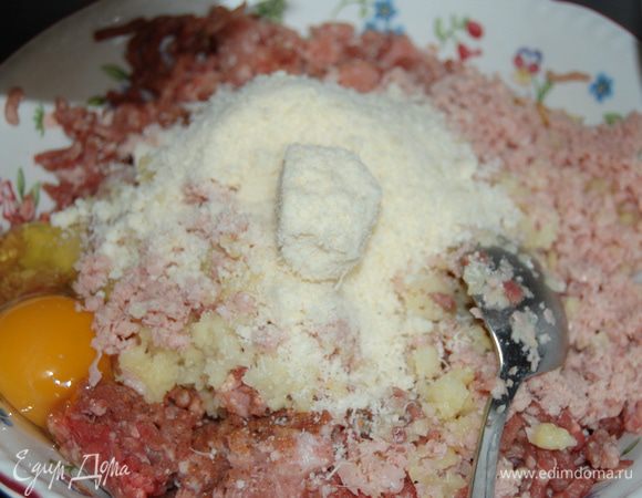 Колбасу измельчить и соединить с фаршем. Добавить колбасу измельченную, пармезан, корицу, мускатный орех,  панировочные сухари, картофелину, измельченную на мелкой терке, яйцо, сок половины лимона,соль и перец. Тщательно перемешать.
