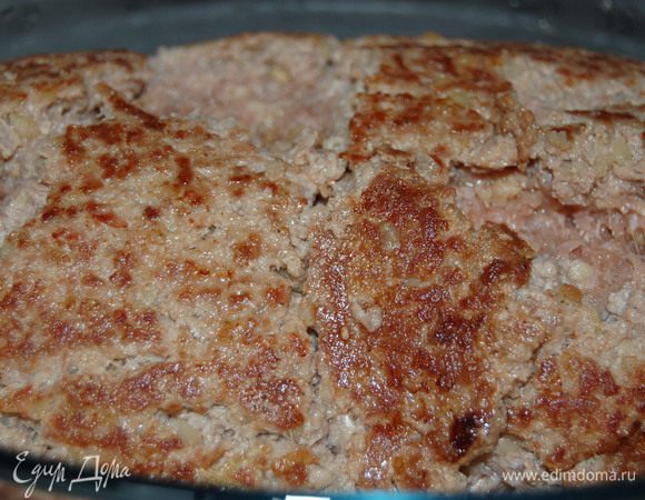 В большой сковороде распустить сливочное масло, добавить оливковое масло и обжарить котлету со всех сторон до золотистого цвета.   