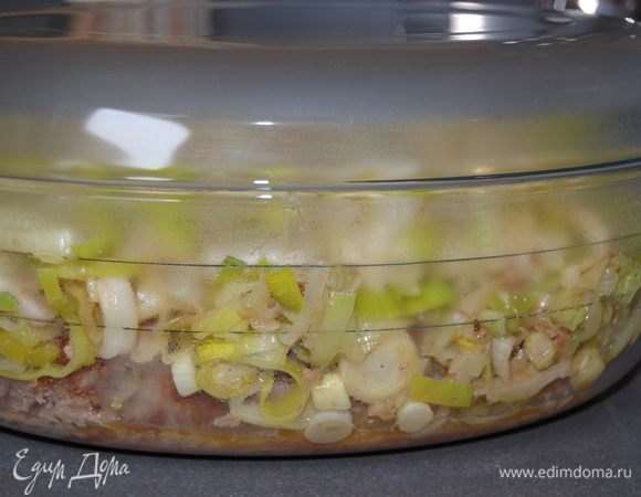 Переложить котлету в форму для запекания в духовке. 