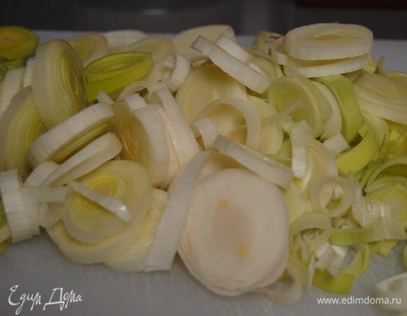 Лук порезать и обжарить в той же посуде, где обжаривалась котлета в оставшемся после нее масле. 