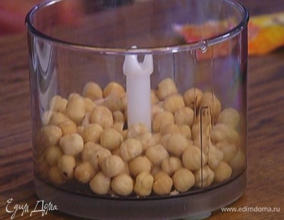 Фундук измельчить в блендере в крупную крошку.